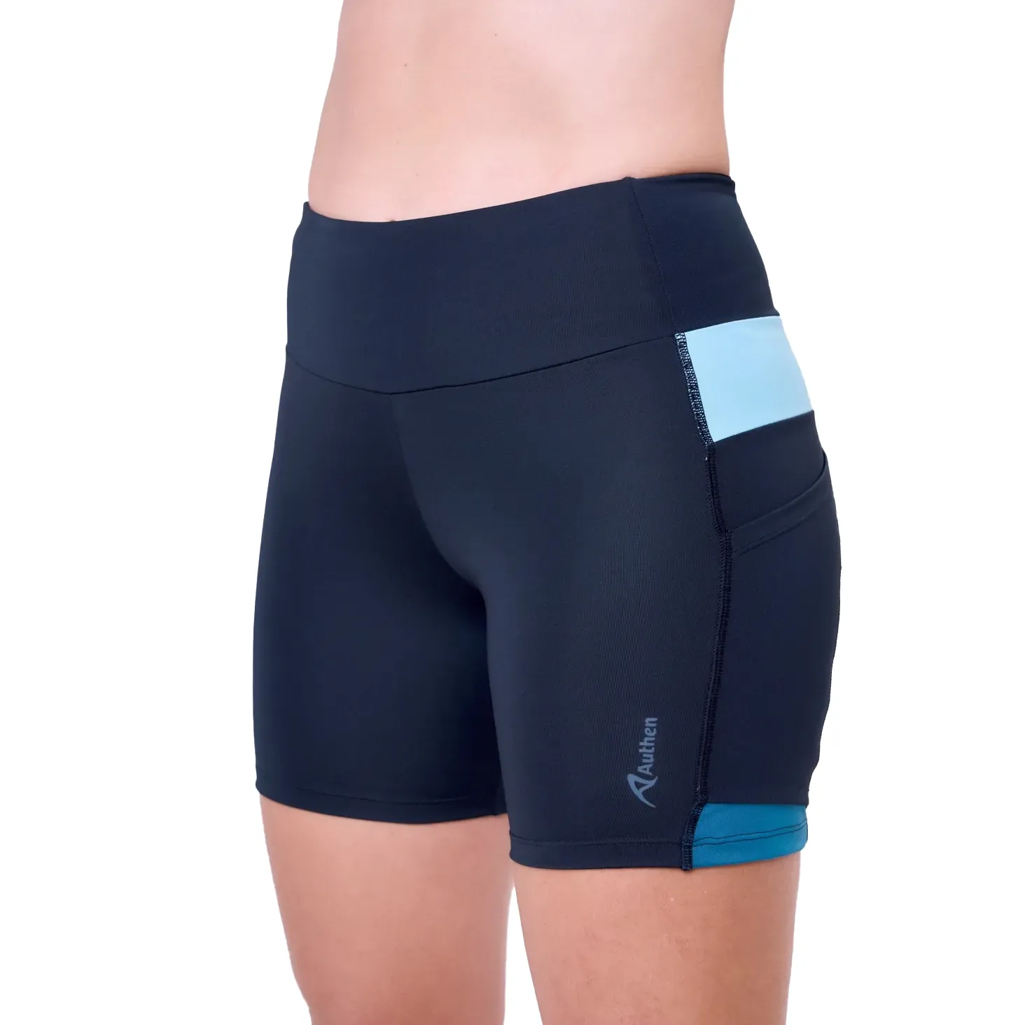 Bermuda feminina preta Essential Run vista traseira com bolsos ergonômicos e detalhes em azul